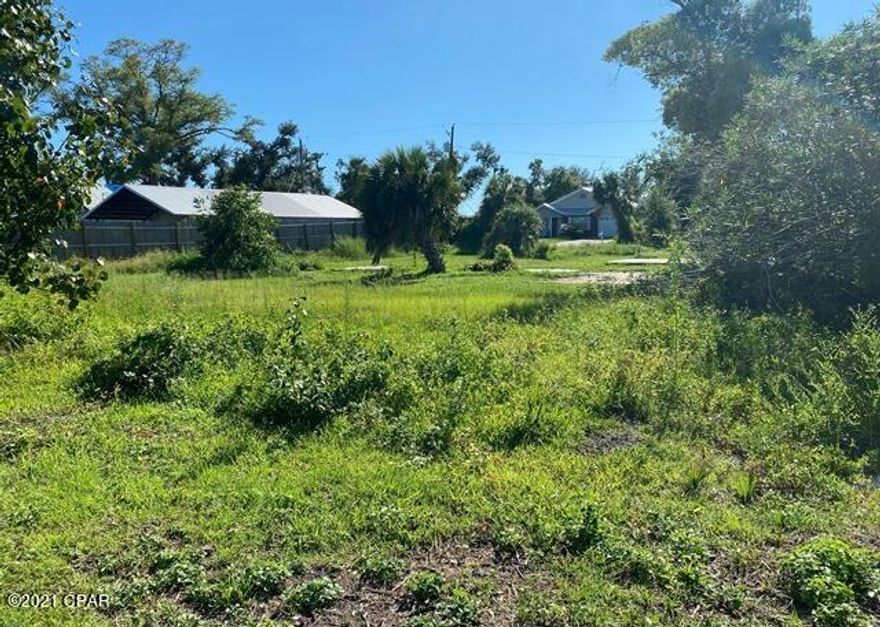 Corner lot close to Bayou cleared and ready to build on. Boat ramp nearby as well as George Park and Cove Club Marina and the Eastern Shipyard.