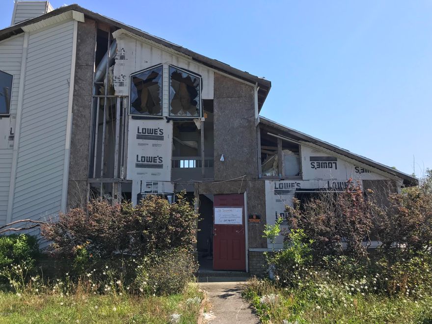 ATTENTION INVESTORS.Hurricane Damaged END UNIT townhome. 

Sizes are approximate and should be verified.