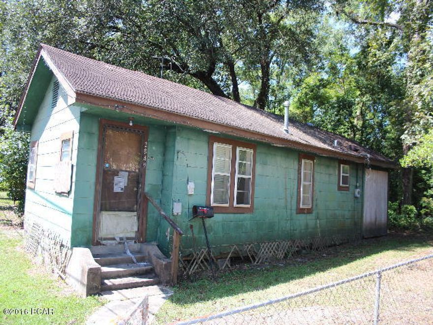 Cottage style house in town with 2 bedrooms. Has city water and sewer. Lot is completely chain link fenced. This is a good investment property. Bring your tools and bring this back into a neat little first time buyer's home or great for rental property.