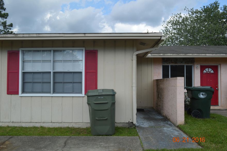 2 bedroom 1 bath end unit triplex conveniently located in Lynn Haven.  Close to everything. Unit has central heat and air, w/d hook up, dishwasher. 

Yard care included. Small pet allowed with approval. $250.00 pet deposit.