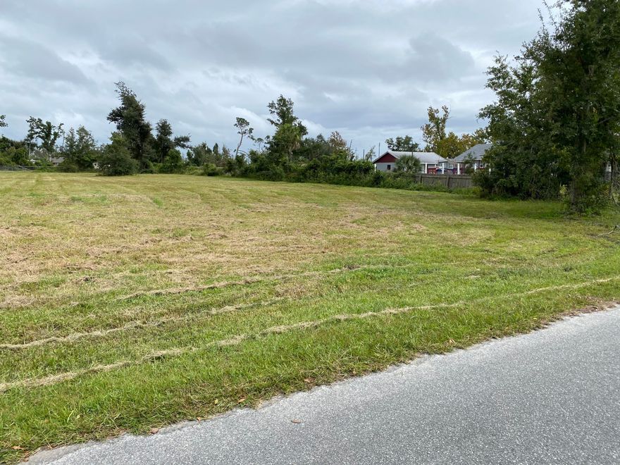 City water and sewer available, land is cleared and ready to build .  For zoning contact City of Parker.  



Agent has interest in the property