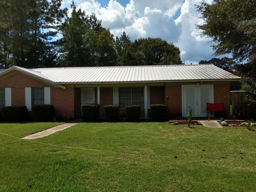 Nice brick home in great condition, with newer metal roof on approx. 2.5 acres. Located on a paved road close to town. With 4 bedrooms and 3 bathrooms would make a great family home.