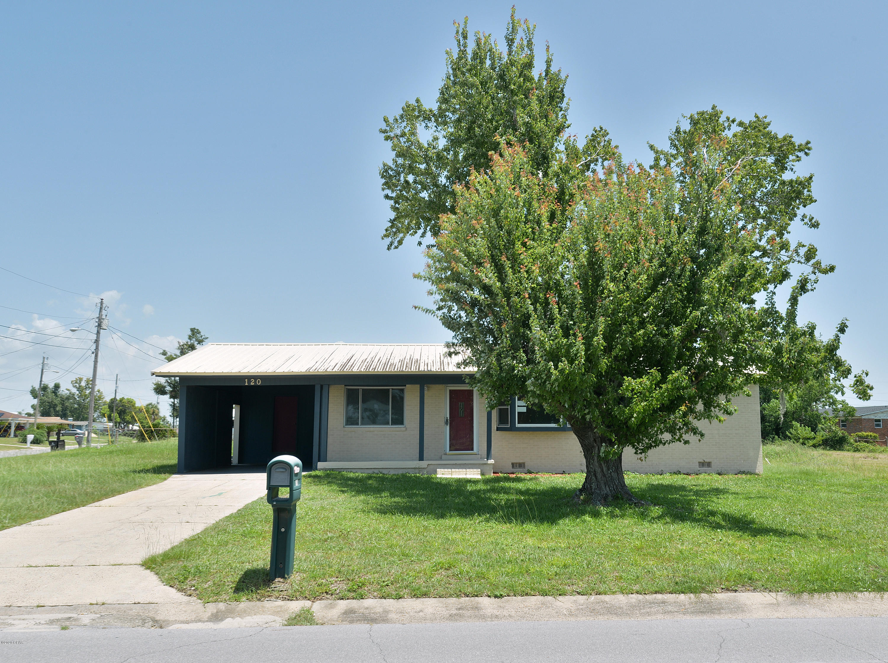 Main image without alt text