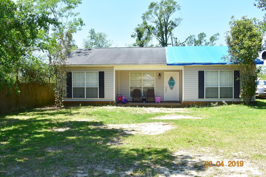 Great home in the city limits of Alford close to Hwy 231, just minutes from I-10 and about 45 minutes to Panama City! Seller is in the process of getting new roof put on, no leaks.