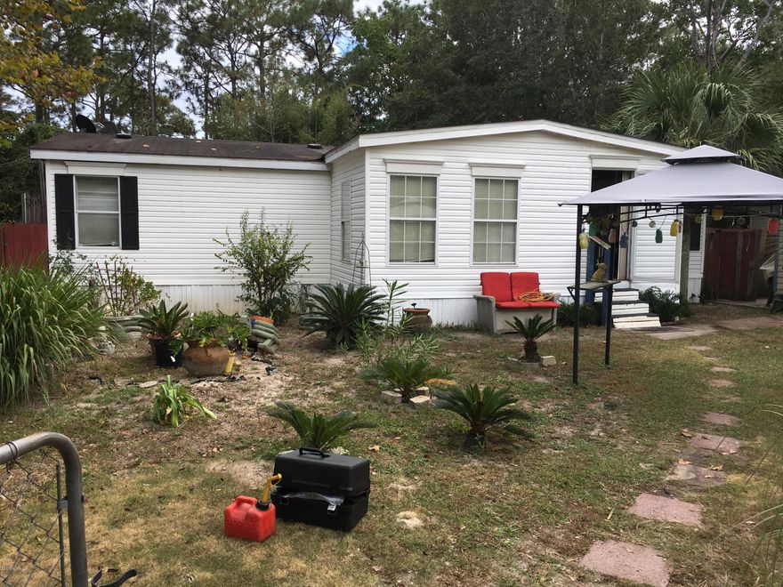 Cute mobile home just right for the couple starting a family or newly retired seniors. Located in a great location, minutes away from the Mall,resturants,hopsitals and doctor offices....Needs a little TLC ,the possibilities are unlimited.