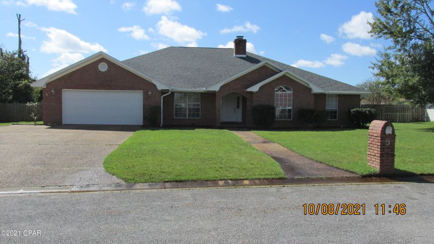 LIKE NEW LARGE EXECUTIVE HOME LOCATED IN MILL BAYOU SUBDIVISION.  FEATURES FORMAL DINING ROOM, FORMAL LIVING ROOM (OR OFFICE), GREAT ROOM, SUN ROOM, BREAKFAST NOOK,  SPACIOUS KITCHEN WITH SOLID SURFACE COUNTER TOPS, AND 4 LARGE BEDROOMS AND 2.5 BATHS.  MASTER BATHROOM HAS DOUBLE SINK VANITY, LARGE WALK IN CLOSET, SEPARATE SHOWER AND GARDEN TUB.  EXTERIOR FEATURES PRIVACY FENCED BACK YARD AND COVERED BACK PATIO.  LOT IS AT THE END OF BOB JONES WITH COMPLETE PRIVACY ON THE EAST SIDE.  HOME WAS COMPLETELY REFURBISHED AFTER HURRICANE MICHAEL.