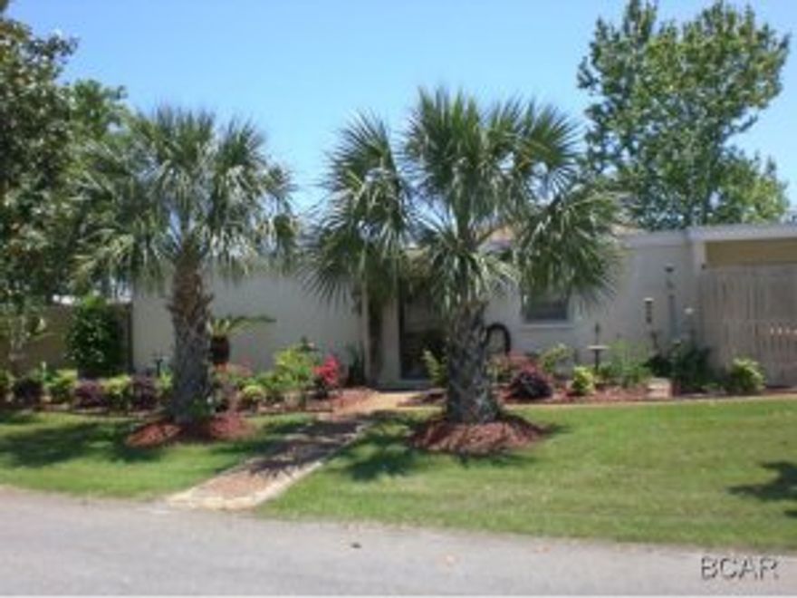 Recently remodeled one bedroom furnished condo at Horizon South. Very well done with upgraded cabinetry, counter tops and fixtures. This unit features all tile floors, glass enclosed shower, desk/office area, washer and dryer, and private open patio.