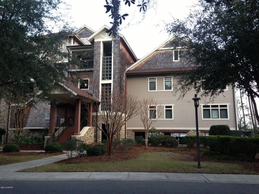 BEAUTIFUL, SPACIOUS 3BD, 3BA FURNISHED WILD HERON CONDO overlooking Lake Powell! Family room with stunning views, long balcony, the open kitchen has a breakfast bar, plus a formal dining area. Master bath with double vanity, jetted tub, and separate walk-in shower. Many upgrades & high-end features including upgraded moldings, 10' ceilings, hardwood floors with inlays, granite kitchen tops, custom blinds, large laundry room w/ sink, and much more. Two designated parking spaces in the first floor garage plus ample parking outside for guests. The community boasts two pools plus hot tubs, boathouse with canoes and kayaks, boardwalk along Lake Powell, large outdoor fireplace at boat house, fire pit, trails, fitness center, Tennis center, barbecue grills, park with gazebo and and children play area, 24 hour security and pets are negotiable, RESTRICTIONS APPLY cat ok if declawed/spayed; small dog okay depending on weight & breed any spayed/neutered; pets must be over 1yr old AND subject to the strict rules of the homeowner's association.

Owner pays for water/sewer/garbage, landscaping, gas, and basic cable.
All tenant pays is electric!