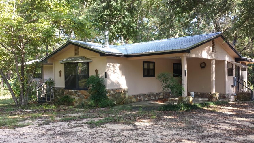 Cute cottage nestled under the oak trees in CLH. LR has fireplace and bay window and carpet. Dining room has carpet and built-in corner shelves. Kitchen and breakfast/office  have laminate wood floors and oak cabinets, Ref & elec, glass top stove. Mas bed has walk-in closet. Large Mas Bath. Unfinished room over garage has a 1/2 bath. Would make great guest quarters or man cave. Screened back porch has sink. Lots of shurbs and shade trees.  Yard needs some TLC.