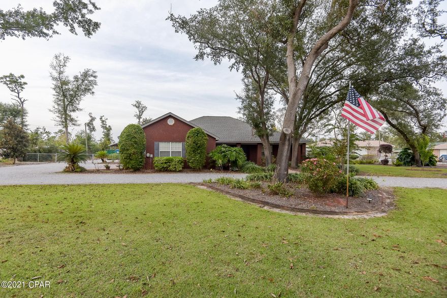 CURRENTLY UNDER CONTRACT, SELLER ACCEPTING BACKUP OFFERS' 



Beautiful 3 bedroom/ 2.5 bathrooms in Deer Point. This brick home sits on right under 1 acre. Complete with a workshop in the back, fenced in backyard, double car garage. The home has a giant kitchen with breakfast bar and kitchen island. Home is a split floor plan. Office can also work as a bedroom. This home will not last. Schedule your private showing today!