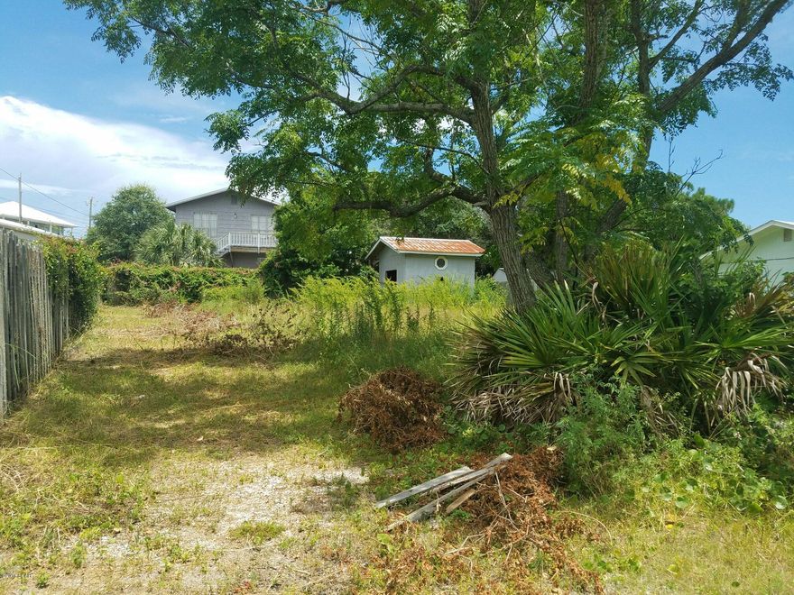 Great opportunity to own a 60x100 lot on the west end.  Potiential Gulf view from 2nd story.  Zoned SR-1.