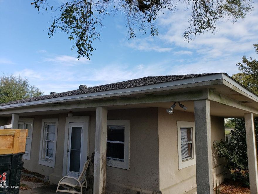 All sizes are apx taken from property tax records///NEW ROOF--ONLY DAMAGE WAS TO YARD AND DEBRIS HAS BEEN REMOVED./////Great get away///situated near beach ////great for the weekender that wants to enjoy the beaches/////Price is right for the one that needs a small place but near everything, shopping schools, church and 

WORK!