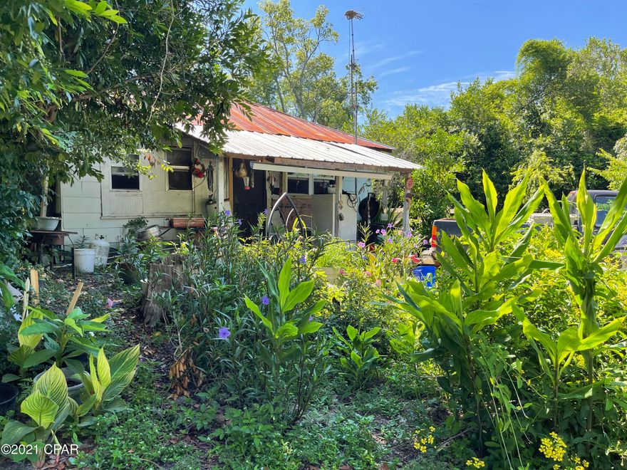 Calling all investors! Prime location in the heart of Blountstown, consisting of lots 25-28. Large green house perfect for growing fruits and veggies year around, along with hydroponic garden and small fish farm. Bring all cash offers.