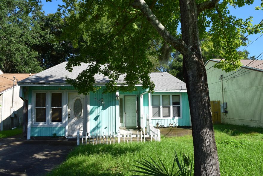 Florida Cottage tucked into a quiet neighborhood featuring a  

quick walk to Bay  access! Needs work but would make a wonderful rental for the smart investor or the perfect home for the Handyman. The inside includes almost 1400 sq feet and plenty of flexible living space. The outside has a large backyard. Not many properties left for this BARGAIN PRICE!