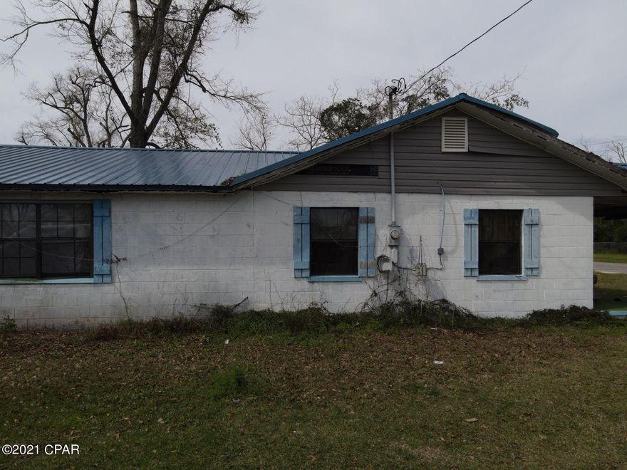 A True Investment property.  Property has an excellent metal roof and block walls that that have minimal issues.  It would make an excellent rental property, or a quick flip for a seasoned investor.  Call your trusted REALTOR today to schedule a showing.



Owner is a licensed Florida Real Estate Broker.