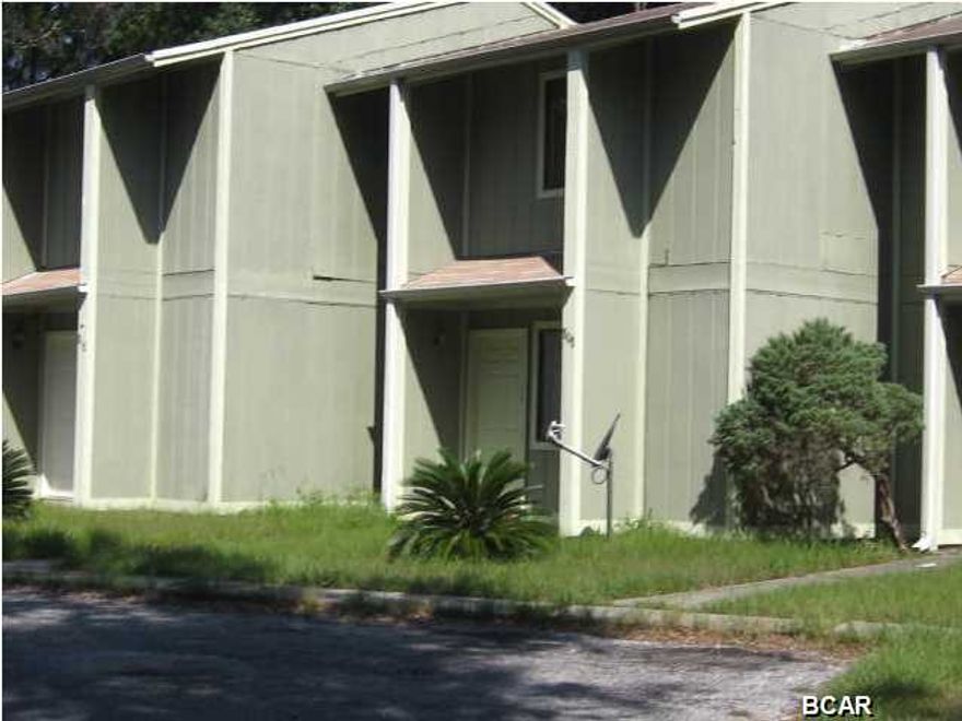 This is a Triplex unit all three units are included in the price, each unit offers 2 bedrooms 1.5 baths, nice kitchen, dining area and living room are combined.Needs some work, This is a great investment This is a must see. Being Sold As IS