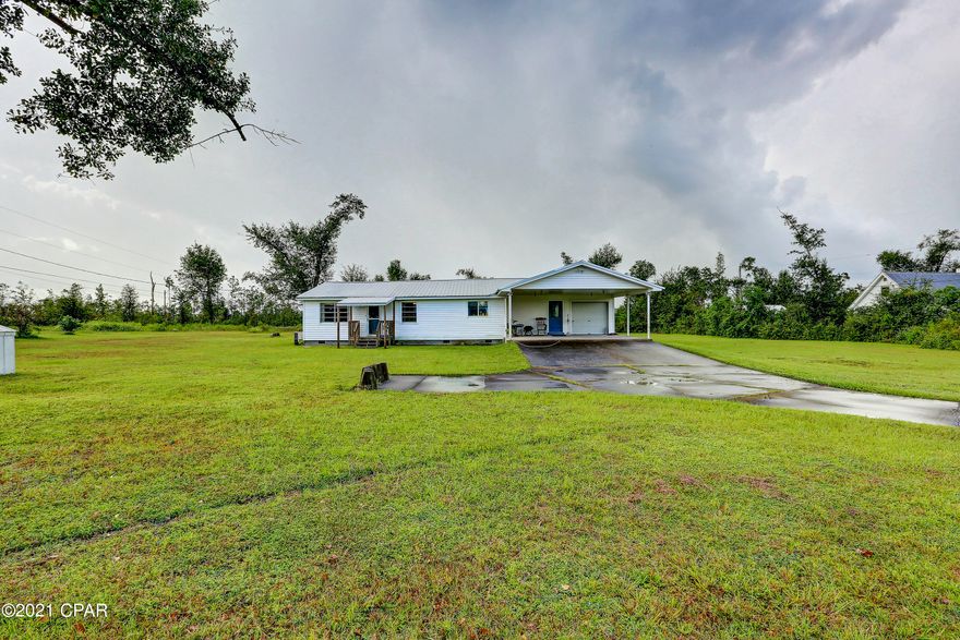 2.9 ACRES!! Come see this 3 bedroom 2 bathroom home just north of town off John Pitts Rd.  FLOOD ZONE X. This area is continuously growing, no deed restrictions allows for equestrian and livestock. Possibility of lots to be separated. Don't miss out on this great opportunity!! 



Call a REALTOR today to schedule a private tour. 

If important, please verify all measurements.