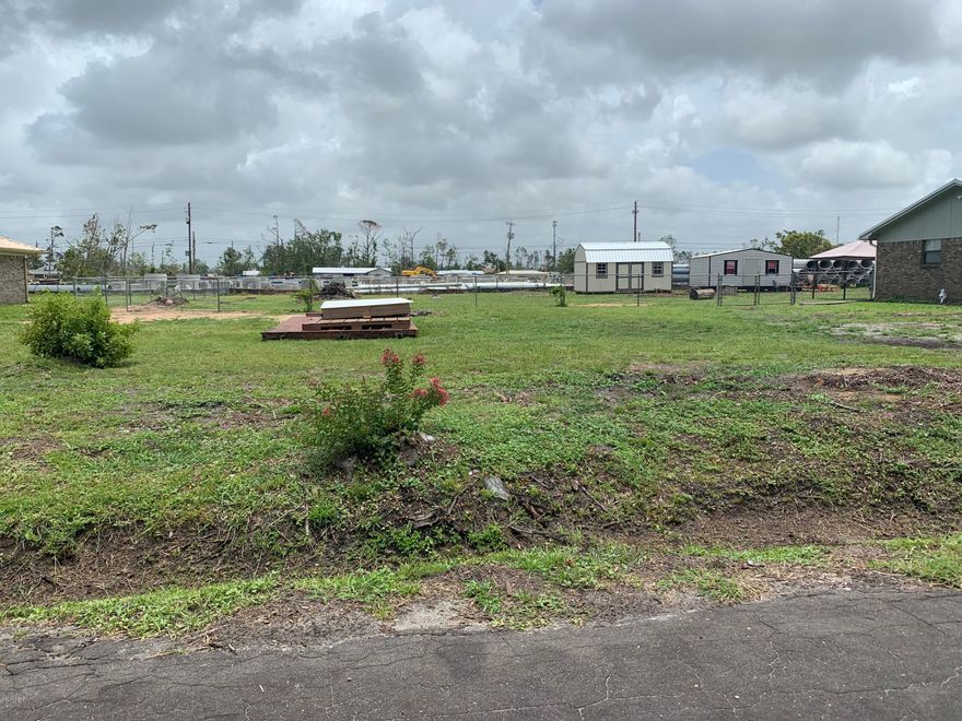 Excellent Lynn Haven location!

Cleared lot ready for buyer to build their dream home.  Water and sewer hookups at road.

Owner will not offer lease to own option.