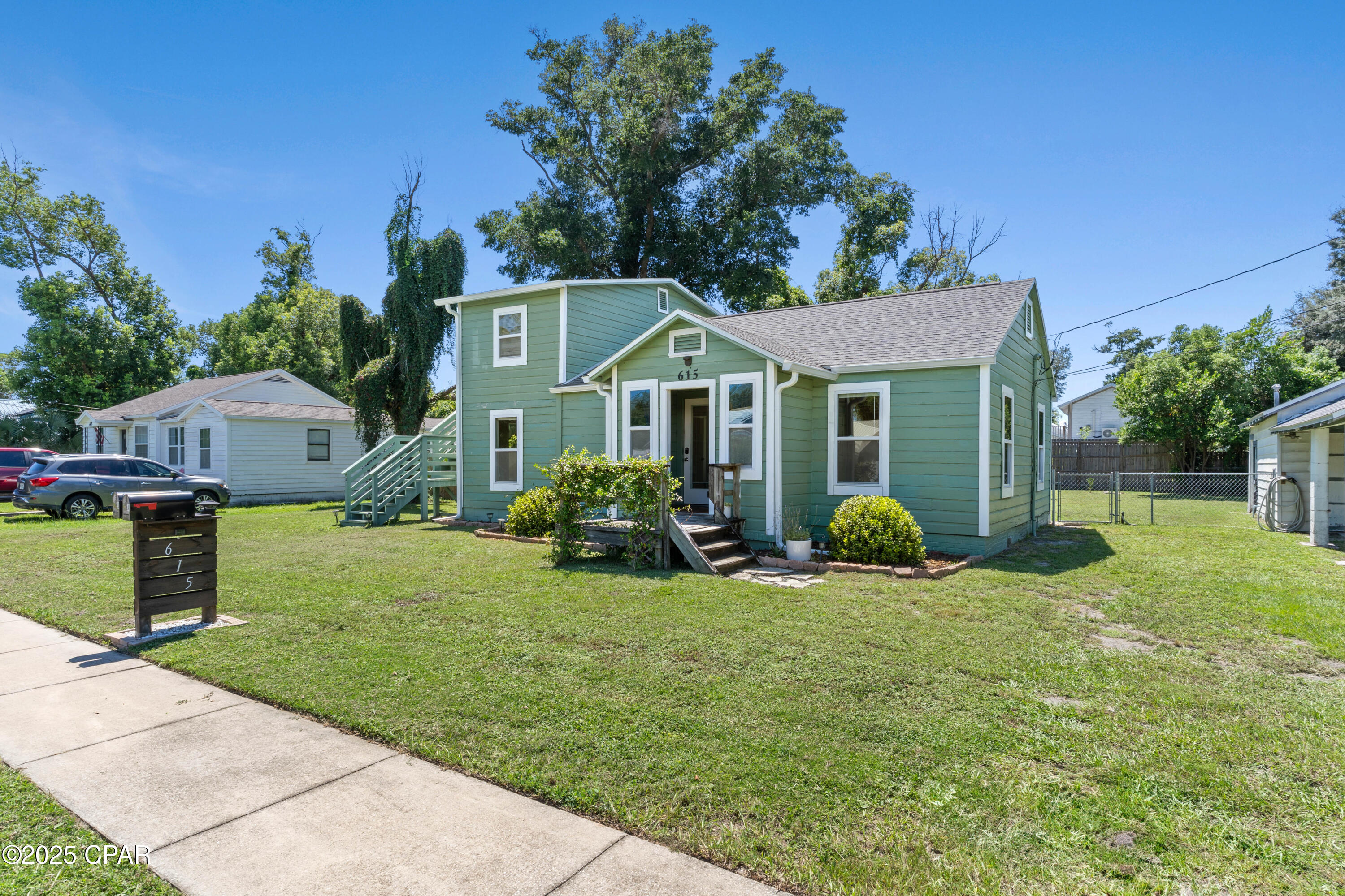 Main image without alt text