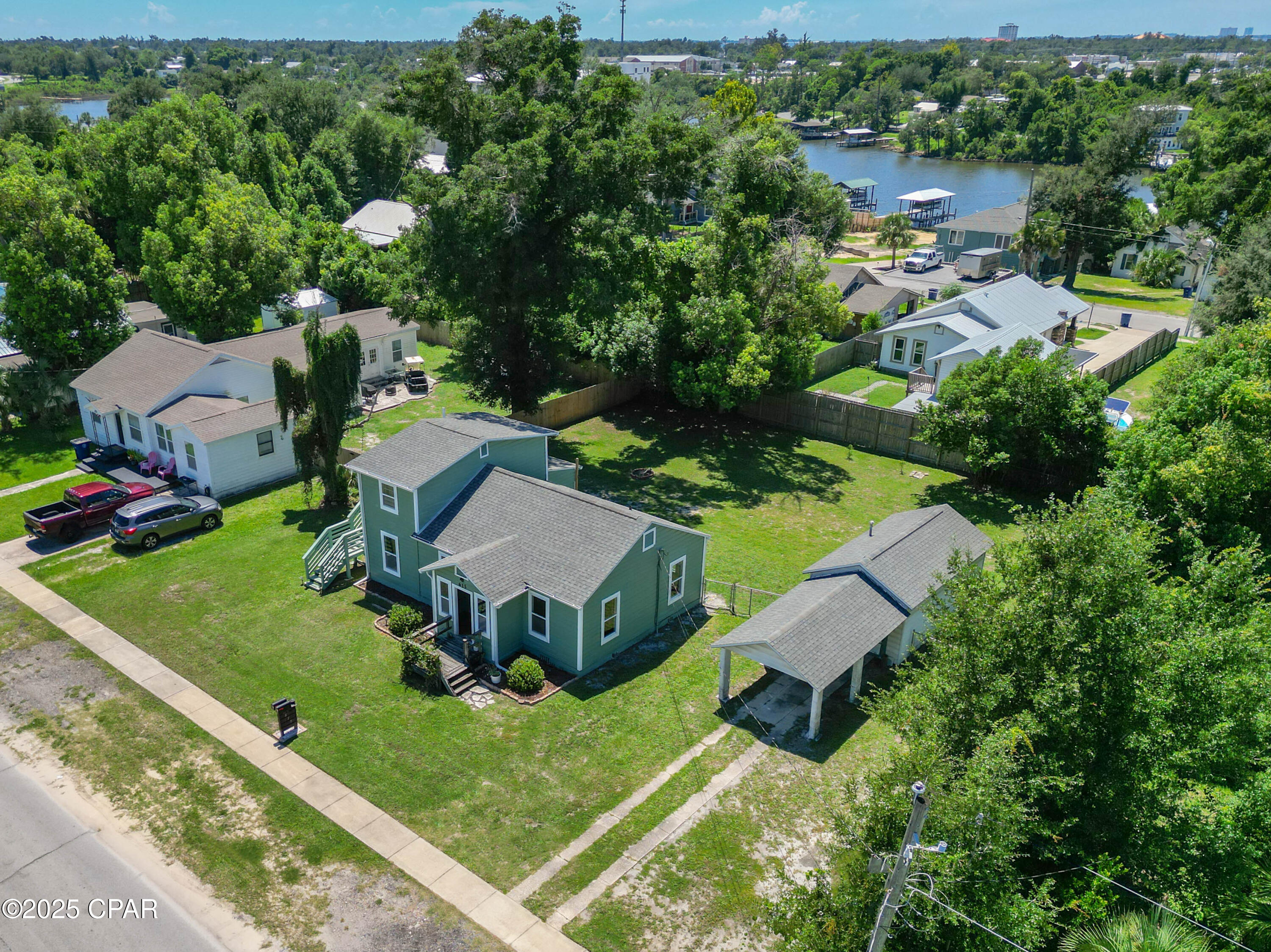 Main image without alt text