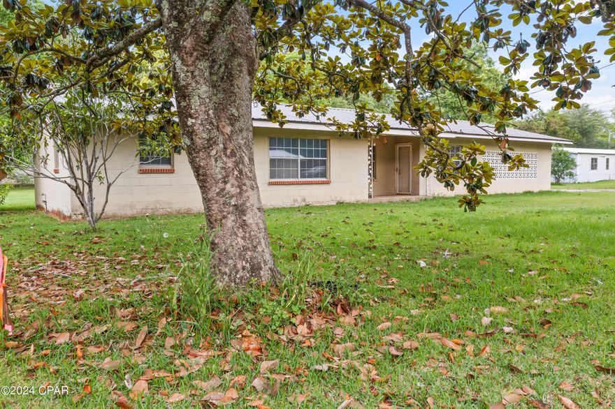 Rare opportunity in Chipley city limits! This expansive block house features 3 bedrooms and 2 baths, with city utilities. Inside, you'll find a living room, family room, and a large bonus room that would make a perfect area for entertaining once a HVAC is added.  The breakfast bar and lots of cabinets in the kitchen offer ample storage space, while the oversized laundry room adds extra convenience.

******SELLERS ARE SELLING THIS PROPERTY AS IS******