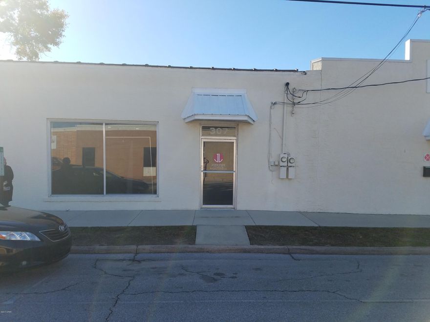 L shaped retail/office space in Downtown Panama City.  With an open floor plan and tile floors you can make this space your own.  Landlord pays building tax and insurance with tenant paying for single metered utilities.  Reduced Price.