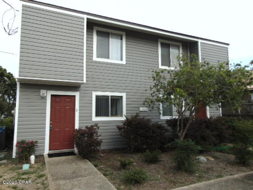 St. Andrew - 2 bedroom, 1.5 bath townhome within walking distance to downtown St. Andrew. First floor features living/dining area, kitchen,1/2 bath and laundry area. Second floor features 2 bedrooms and full bath. Lawn service and sprinkler provided by Landlord.