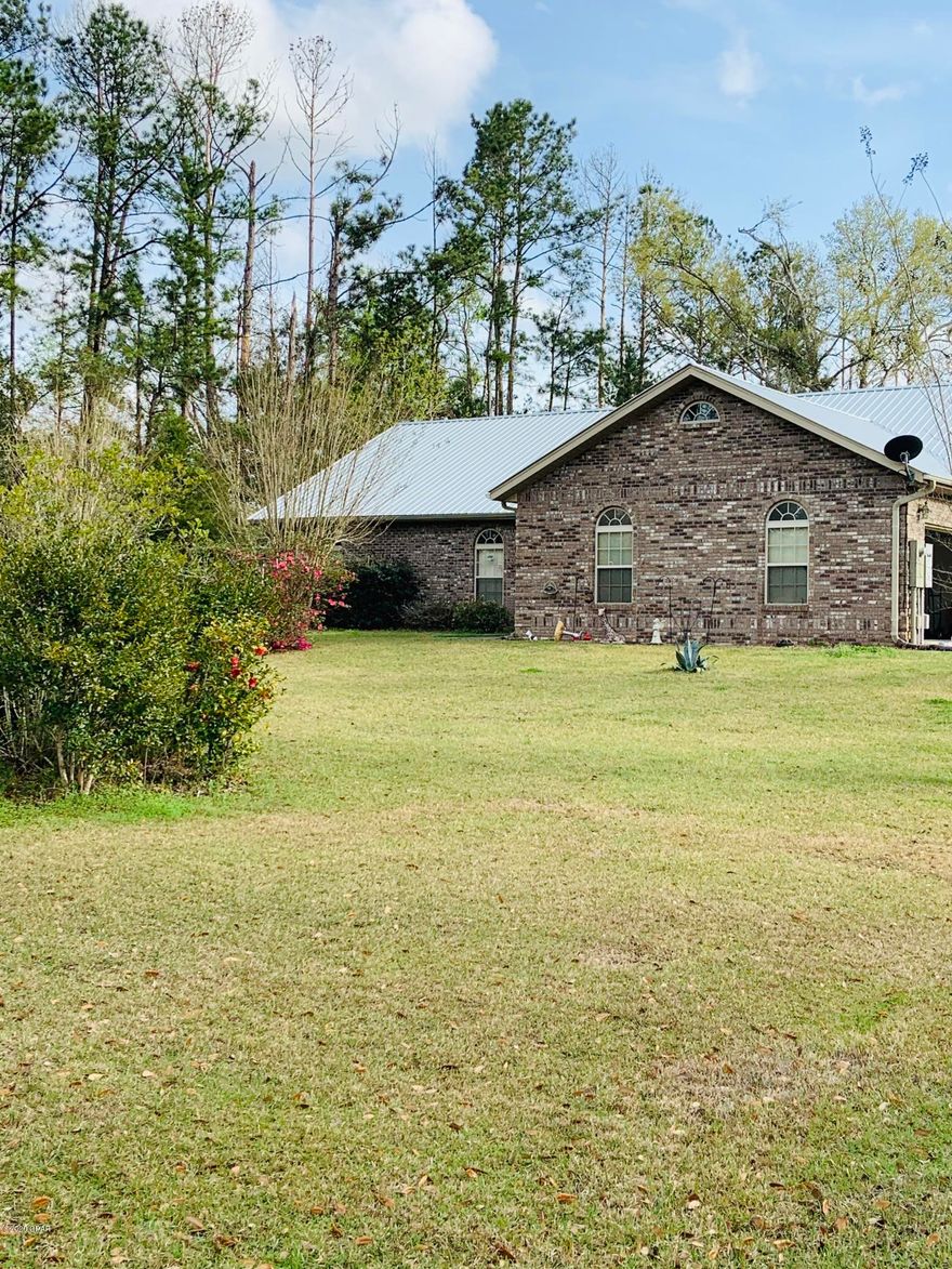 A BEAUTIFUL BRICK HOME WITH AN OPEN FLOOR PLAN. HOME BOAST A HUGE ''Florida room'' (THAT IS HEATED AND COOLED), TWO CAR GARAGE, SALT WATER POOL, 38KW GENERAC GENERATOR, PAVED DRIVEWAY, AS WELL AS NEW METAL ROOF IN 2019! HOME HAS A UNIQUE MASTER BEDROOM WITH TWO FULL BATHROOMS WITH CLOSETS AS WELL AS BUILT IN DRESSERS. LOCATED ON A PAVED HIGHWAY WITHIN MINUTES OF DOWNTOWN AND LESS THAN 45 MINUTE DRIVE TO DOTHAN AL.