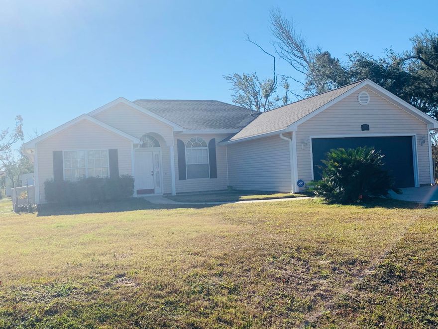 Wonderful House with Fantastic Yard located just two blocks from Deer-point and a great public boat ramp. Large living area, split bedrooms, two car garage, Great neighborhood, see the pics and then come see this wonderful home in this beautiful setting for yourself. Home is ready for your immediate occupancy.

New Roof (Dec 2018

Dusk to Dawn outside lights (can be adjusted if desired) 

ADT Alarm System

Only 2 minute walk to Deerpoint Lake

Very quite neighborhood