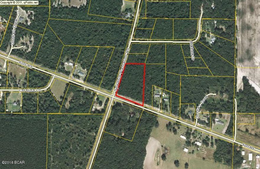 Corner lot right on Fort Road.  Excellent for bulding a home or putting a Manufactured home on. Friendly neighborhood and only a few miles from Greenwood.