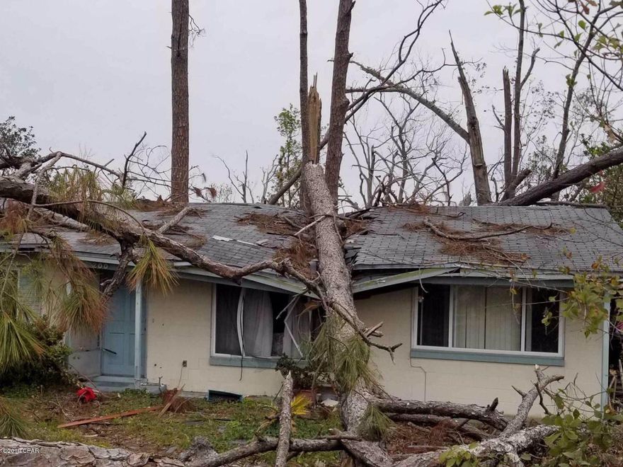 CASH ONLY INVESTOR SPECIAL - LARGE 100 X 100 LOT.  GO LOOK AT THE POTENTIAL - THIS IS A PHENOMENAL OPPORTUNITY --ALL MEASUREMENTS ARE APPROXIMATE.  HOME BEING SOLD FOR LAND VALUE

HOME HAS HURRICANE DAMAGE AND THERE MAY BE MOLD ISSUES. ENTER AT OWN RISK. BY ENTERING THIS HOUSE YOU AGREE TO HOLD EXIT REALTY AMERICAN COOPERATING BROKERS AND AGENTS, AND THE SELLER HARMLESS FROM ANY ISSUES ARRISING FROM ANY CONDITION.