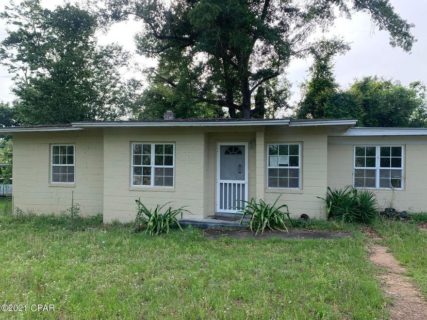 Investor alert! The bones and location of this home are where you'll find its value. Conveniently located on a corner lot on the Northern edge of Marianna. A new roof and some interior work will provide a nice return on your investment.