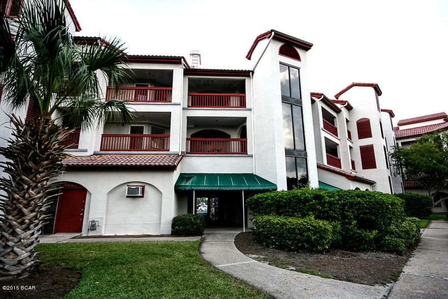 very nice condo with lots of amenities, pool, tennis court, bock dock, club house, exercise room, pet walk short walk to beach....restaurants and retail shops.....large balcony off of living area