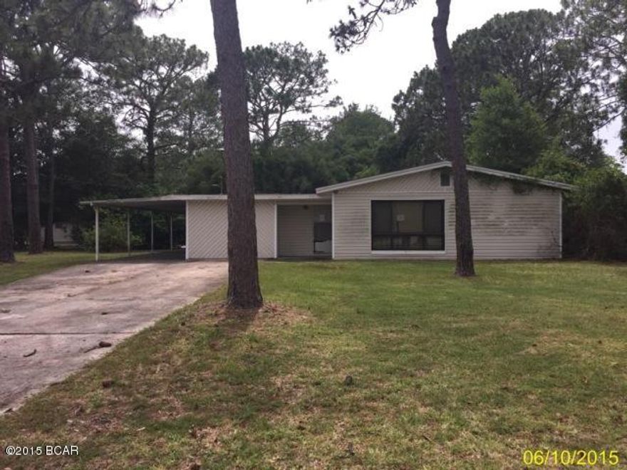 Single Story 3 bedroom 2 bath home on over a 14,000 aqft lot. Spacious inside and out. This one is ready for your designs to come to life.