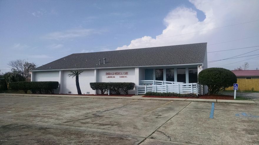 Medical office building in a great central location. Totally renovated and remodeled in 2018.

 Jenks Ave, just off 23rd Street with ample parking and easy access on cul-de-sac.

 Five exam rooms, open lobby,plus offices and kitchen area.

 Call for an appointment.