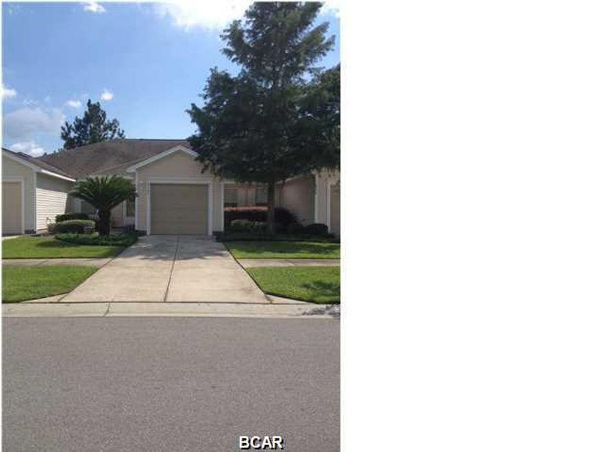 THIS SUBDIVISION IS CENTRALLY LOCATED! Excellent condition and quick move in date. This town home has a large living area, his and her closets in master bedroom, master bath with double vanity, separate shower with garden tub, breakfast bar with eat in kitchen. Single car garage, indoor washer and dryer hookup. There is a .05% new buyers fee to the Northwest Florida Improvement Foundation (this is a requirement for property sales in the Hammock Subdivision) Call your Realtor for this awesome home!