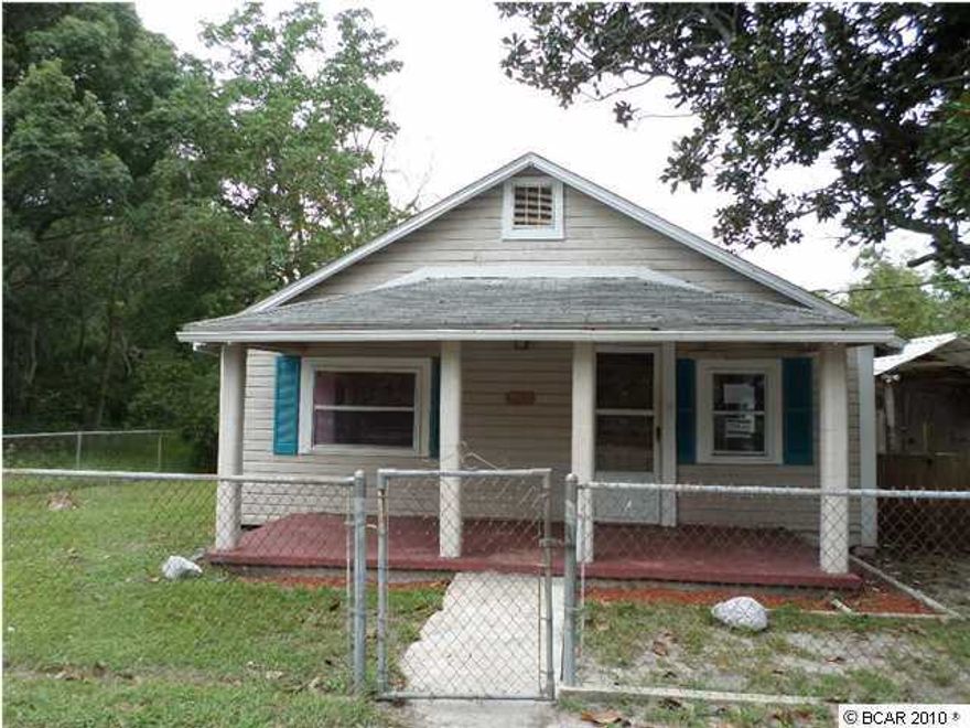 This 2 bed 1 bath home with a bonus room, which could be used as a 3rd bed, is located close to shopping and many restaurants. This home sits on a large fenced in yard. With some TLC this could be an great starter home for you. Seller will offer an allowance up to $500 to owner occupant Buyers towards the Buyers purchase of a home warranty of their choice. IN ADDITION to normal Buyer closing costs, Buyer pays Doc Stamps on the Deed, closing service fee of $250, electronic recording fee of $27. Seller does not complete mold or problem drywall remediation or provide any type of clearance or certification to the buyer. Closing cost assistance cannot go towards transfer taxes (doc stamps on the deed or mortgage) association transfer fees, or any prepaid expenses. Investor sales are