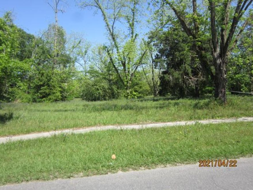 Three fourth of this city lot bordered  by East Boulevard, 4th Avenue,  Pecan Street and 3rd Avenue and containing six platted residential lots in City of Chipley.  Each lot is currently platted as 100 x 190 or .44 acre each.  All lots have frontage on one of the city streets with City water and sewer available.  Sale must consist of whole property  as presently described, and not individual lots.
