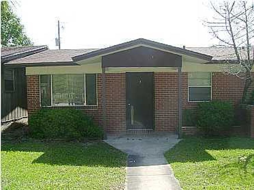 Nice apartment in Callaway with open floor plan, eat-in kitchen, washer and dryer connections, extra storage, new ceramic tile & carpet, and updated appliances. Close to Tyndall AFB, schools, and shopping.