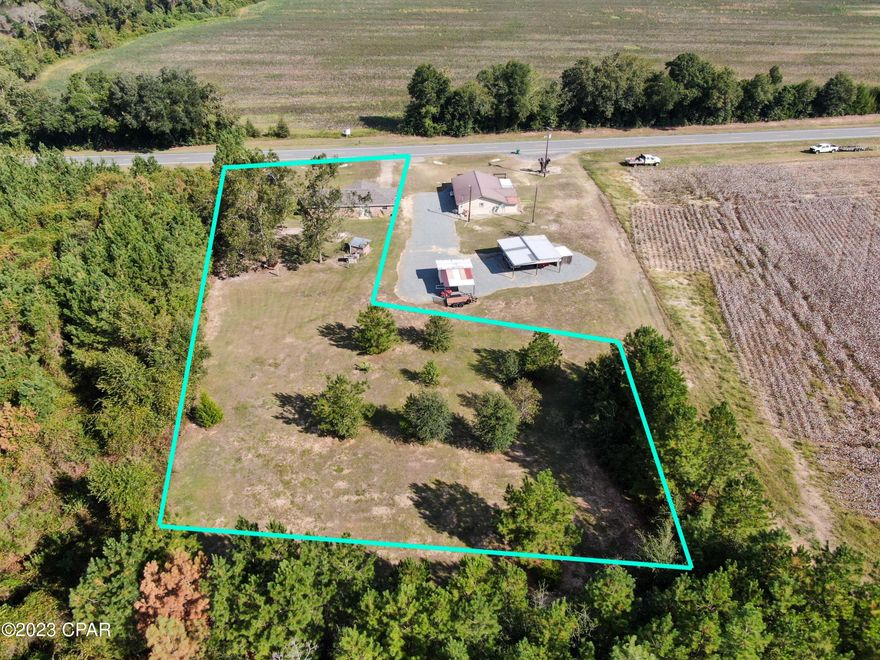 Cute Cottage located in Marianna Florida ready for new owners! 3 bedrooms, 1.5 bathrooms, full of potential! Brick home on large lot over an acre, with spacious living room and eat in kitchen! NEW ROOF June 2023, NEW BATHROOM VANITY, Fresh paint!