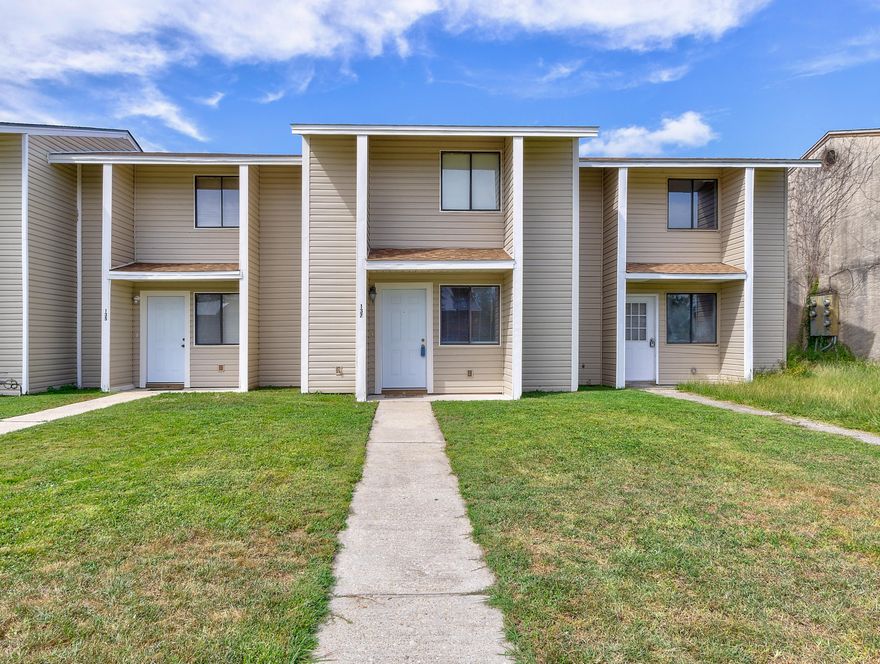 Well kept town home in Parker, close to Tyndall AFB.Would make a great investment property or first home.