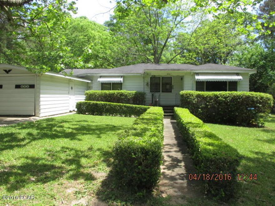 This affordable 3/2 Home is priced to sell. In town and at the end of the cul-de-sac. This older home is just cute as can be.  The fenced back yard is large and has plenty of room.  Payments are much less than Rent! Call today to see this really cute home!