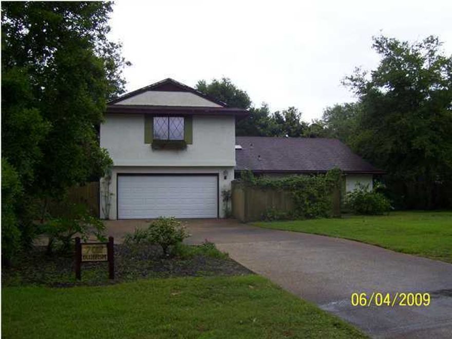 Bay Point - 3 bedroom, 3 bath two story home located in gated community. Home features office, Florida room, screened patio and large back yard. 2 bedrooms and full bath upstairs.  Master bedroom is located downstairs. 2 car garage. Sprinkler system on well. Waste Pro required garbage company. $250 pet deposit/$50 pet fee/ $25 pet rent (monthly) ).