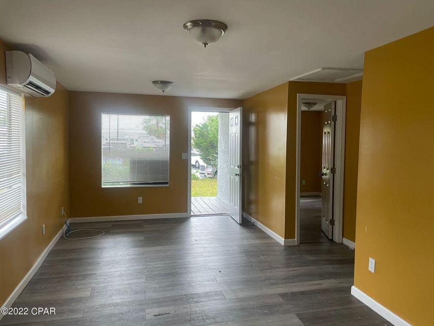 CURRENTLY UNDER CONTRACT, SELLER ACCEPTING BACKUP OFFERS. Great starter home or investment!