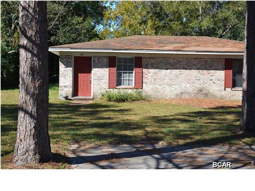 Cozy 1 bedroom apartment, in a nice neighborhood. French doors open off the bedroom to an open patio & backyard. Great space to relax and have coffee in the mornings. Includes water & sewer. Centrally Located between 15th St & Hwy 231. Priced right, pets negotiable, call the office today for more information. *Please note all measurements are approximate**