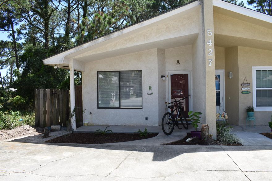 Cute one bedroom, Walking distance to the beach Open living space all tiled. Close to shopping and food.