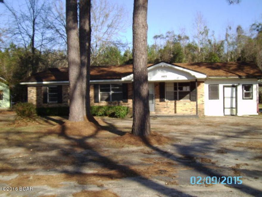 This 4 bedroom house is a great buy! It is located in an established neighborhood on the outskirts of town but still very conveniently located to all local amenities. It has a large living room, a large kitchen with dining area and 4 bedrooms. There is a den and a utility room. It has a large back yard for kids to enjoy. The lot is nicely shaded.