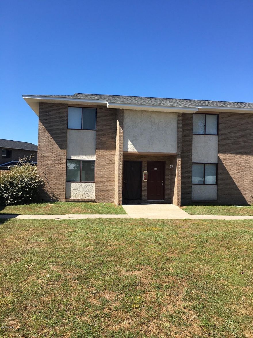 *Move In Special $800.00*



This 2 story Townhome offers 2 Bedrooms and 1 and a half Bath, located near TAFB. Rent includes water, sewer, trash, pest control, and lawn service. Storage room off covered back patio. No Washer/Dryer hookups.



*No Pets*