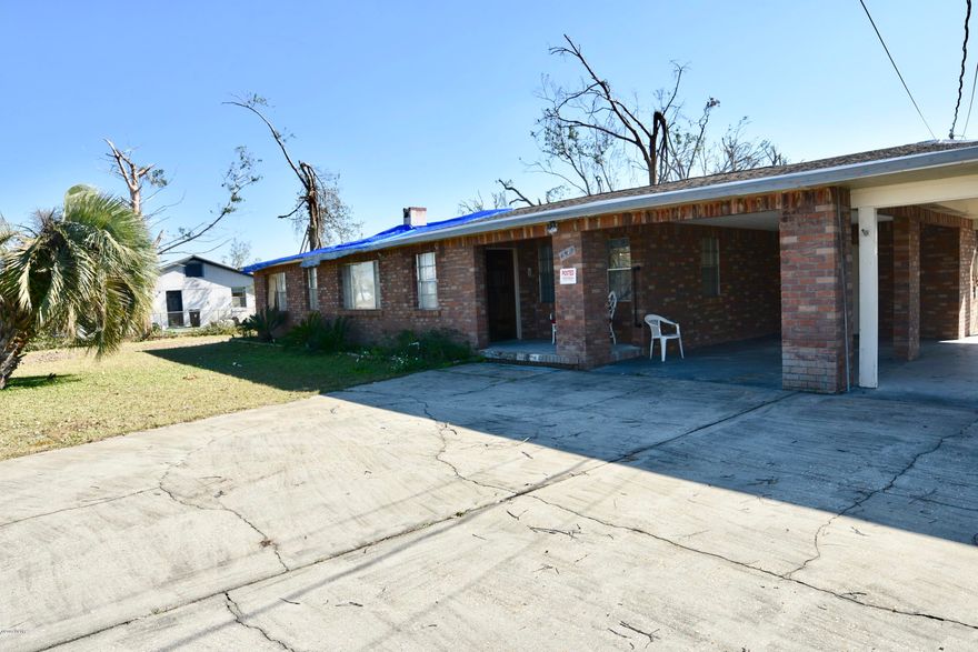 ACTIVE-CONTINGENT!!! Still accepting BACKUP OFFERS!! 

PERFECT OPPORTUNITY FOR INVESTORS!!! Here is a home that you can make a wonderful family home with a little TLC and a few repairs! Nice sized lot in Parker with a long driveway perfect for boat & trailer or RV parking! This home is conveniently located minutes from shopping and eating venues, and is considered a very convenient location for schools, Tyndall AFB, and the paper mill! With so much potential and prime location, this one will not last long!! Cash offers (or FHA 203K) AS IS only! The 4th bonus bedroom off of the kitchen has potential for an additional bathroom space, & the enclosed dining could be used for an office space since you have dining space in the kitchen. Great Rental Income Potential!!