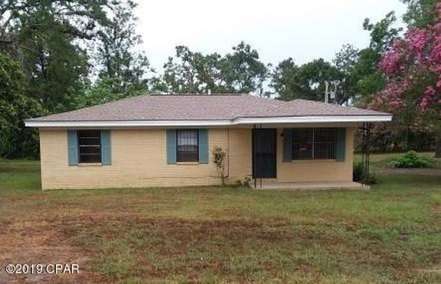 MOVE IN READY!  This 3 Bedroom 1 Bath located in the town of Sneads, Fl. has new Shingle Roof, new Carpet in bedrooms, and new Interior Painting. Washer and Dryer also comes with Home. Added bonus! 2 Car Carport attached to a 23'4''X 19'4'' Shed to be used as a Man Cave, She Shed, Extra Storage, or Extra bedroom.